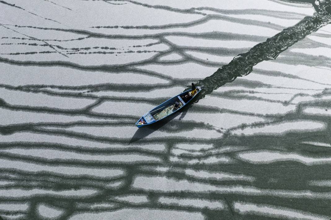 Karı, kışı gelin birde onlara sorun! Konya'da buzu kırıp ekmeklerini çıkartıyorlar 10